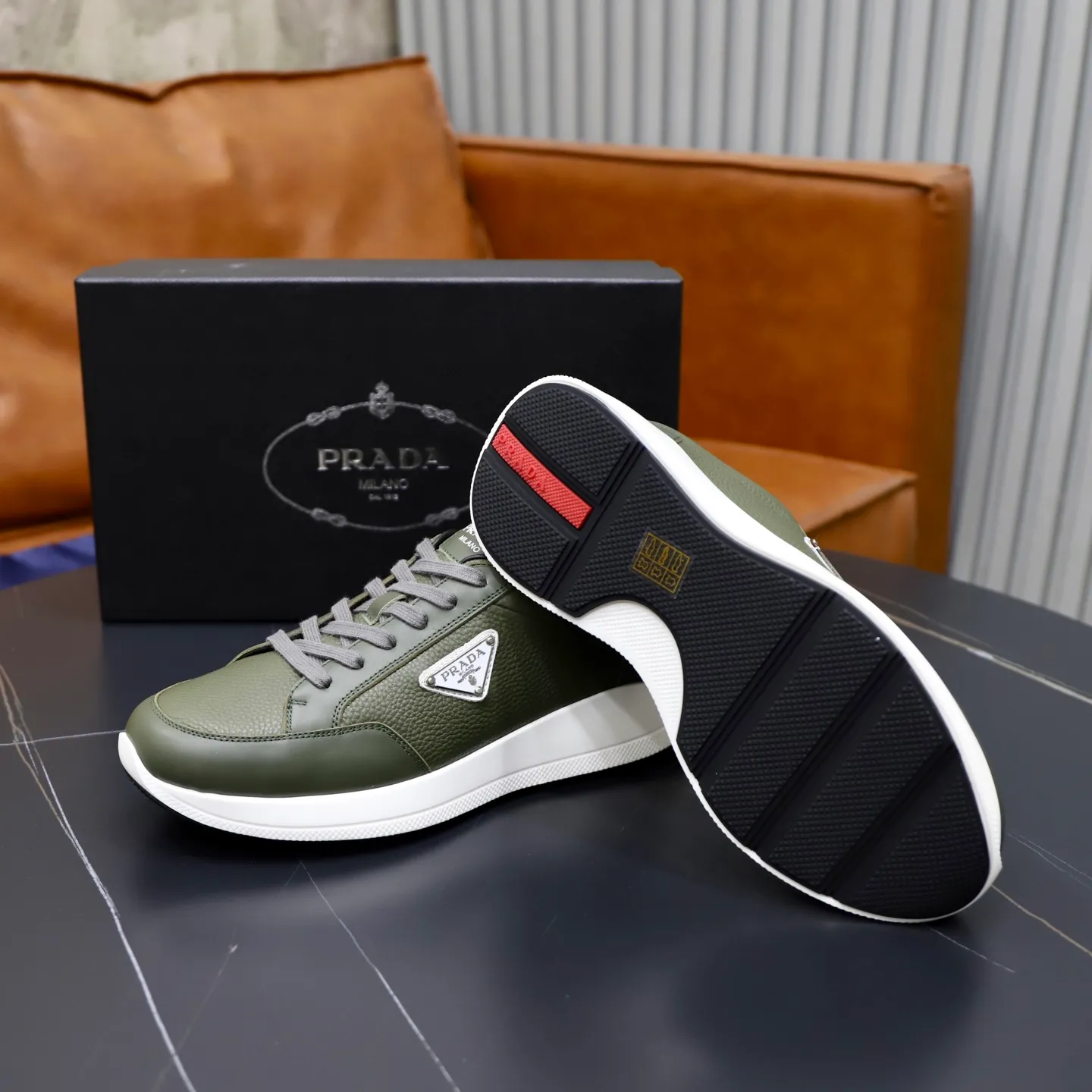 Factory price: 740💰Top original order Brand: PRADA (Prada) Standard code: Men's size 38/44 (45 can be customized) Grade: Same as the official website Material: Original cowhide stitching imported cowhide lining Original combination two-color wear-resistant soft outsole Style category: Leisure and sports version Young fashion European and American trend British style Color: Real picture color